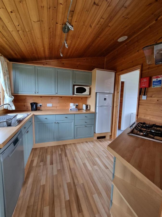 Beautiful Willow Lodge 67-4-6 Persons-Private Hot Tub-Pet Friendly-Tranquil Holiday Away From It All Yet Not Far To St Austell-The Holiday Home Has Two Bedrooms, Living & Dining Area, Equipped Kitchen -Decking-Al Fresco Dining-Fishing Lakes-Pet Frien Grampound Exterior photo