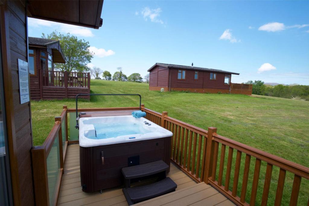 Beautiful Willow Lodge 67-4-6 Persons-Private Hot Tub-Pet Friendly-Tranquil Holiday Away From It All Yet Not Far To St Austell-The Holiday Home Has Two Bedrooms, Living & Dining Area, Equipped Kitchen -Decking-Al Fresco Dining-Fishing Lakes-Pet Frien Grampound Exterior photo
